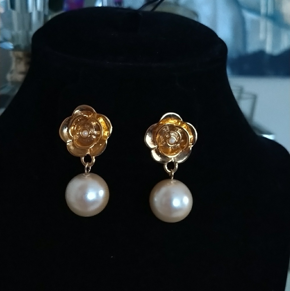 GORGEOUS PEARL EARRINGS